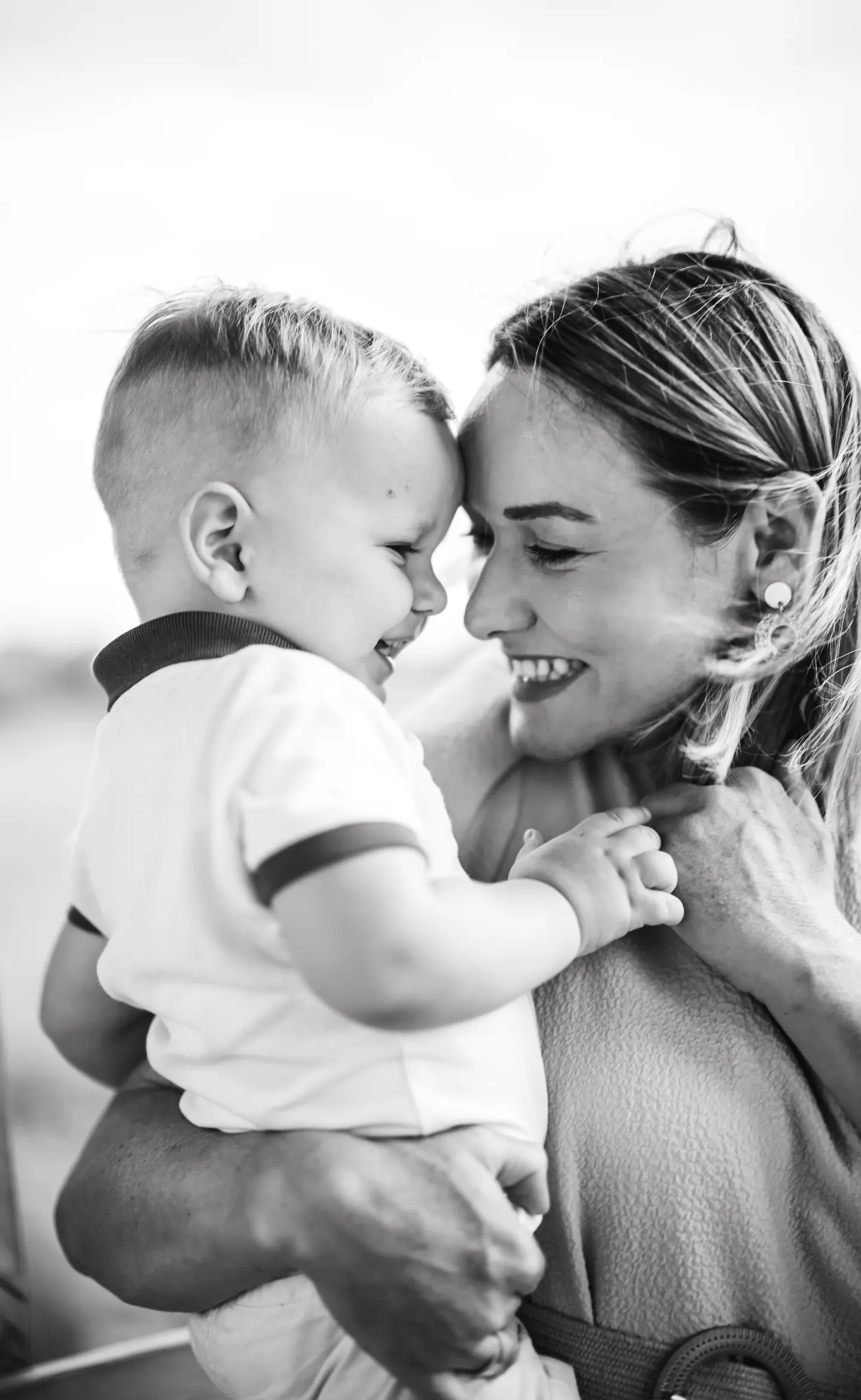 Anya és kisfia összenevetnek egy meghitt szabadtéri pillanatban