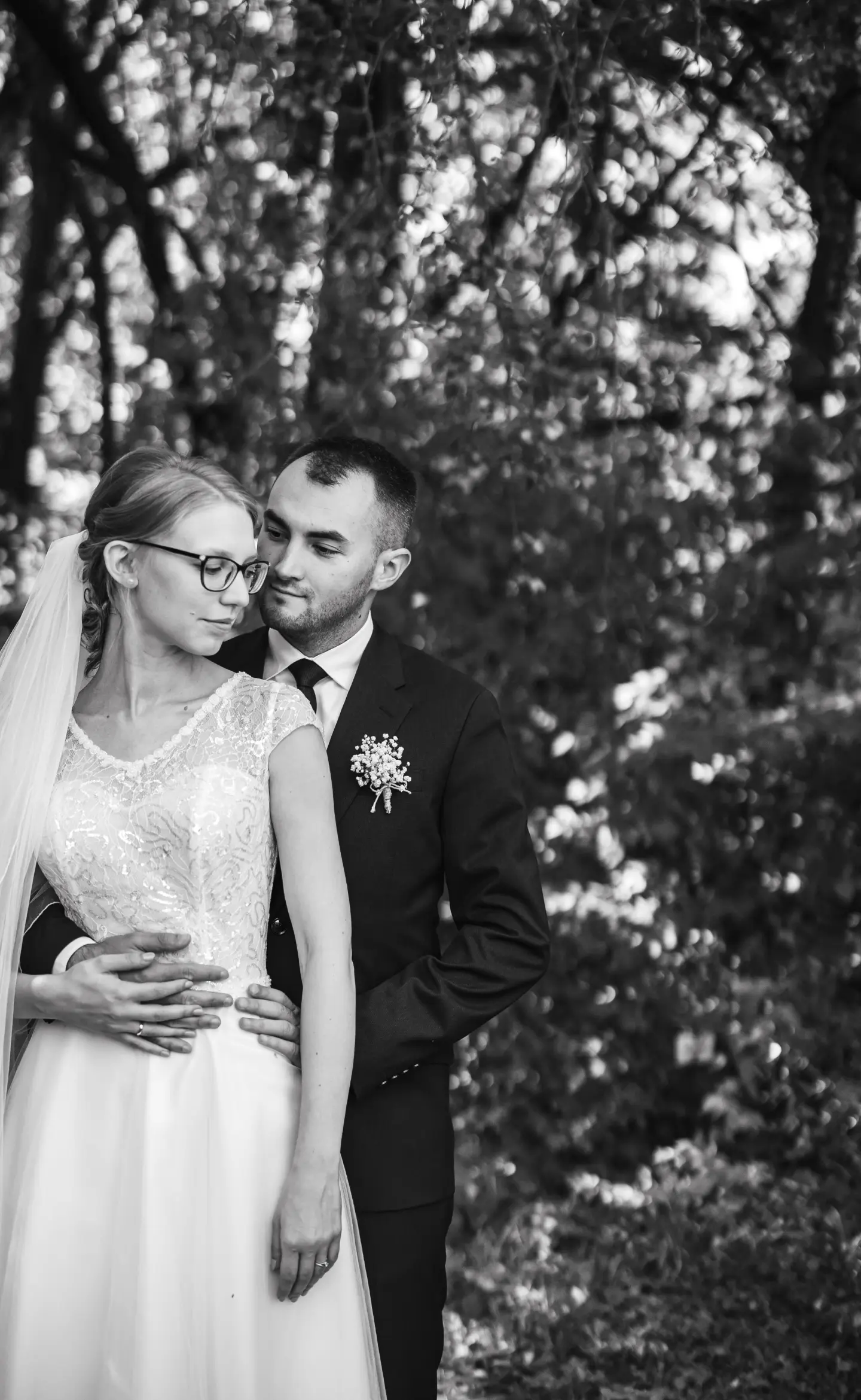 Esküvői portré a természetben, menyasszony és vőlegény egymás ölelésében