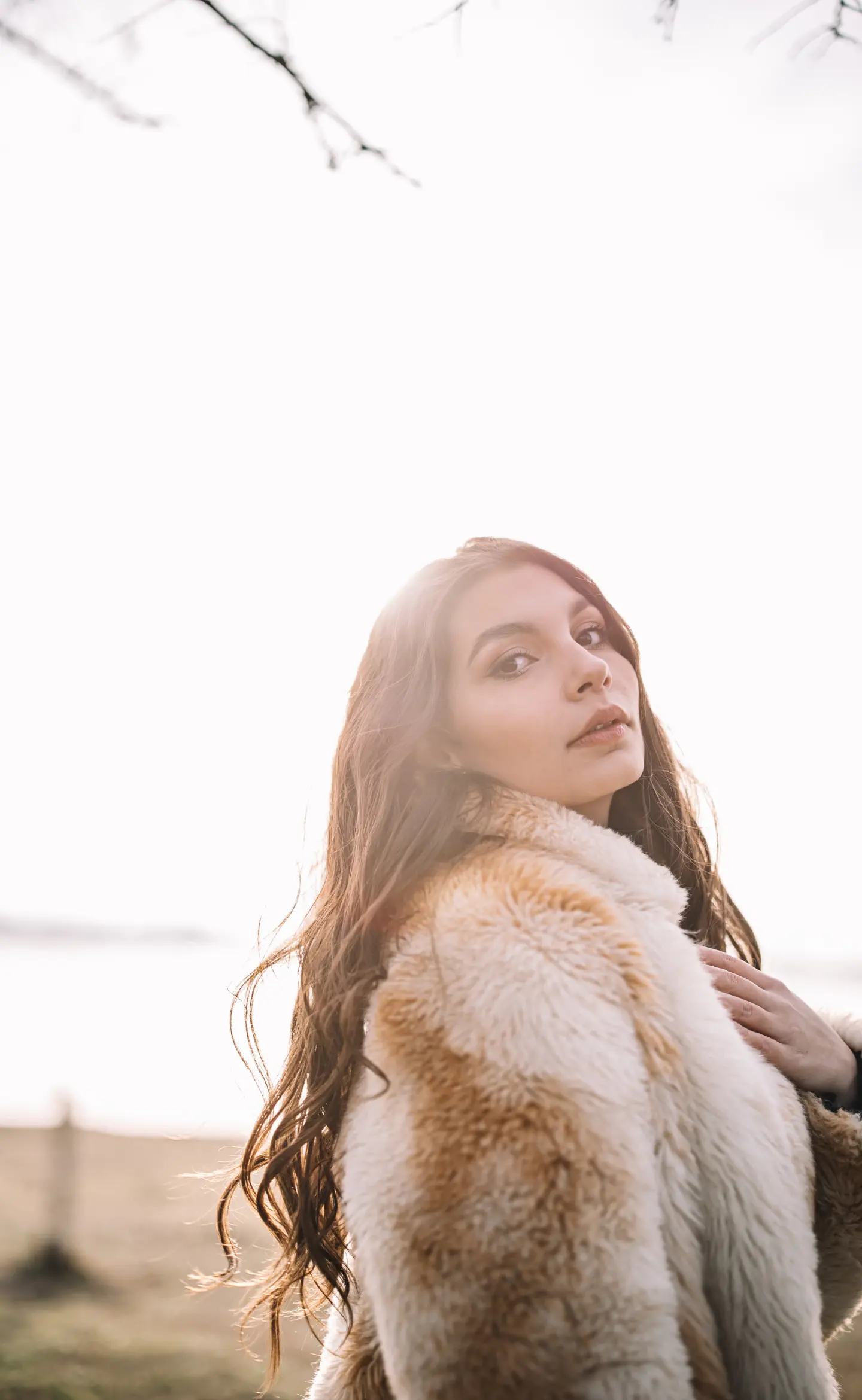 Fiatal nő bundában, természetes fényben egy lifestyle portré fotózáson