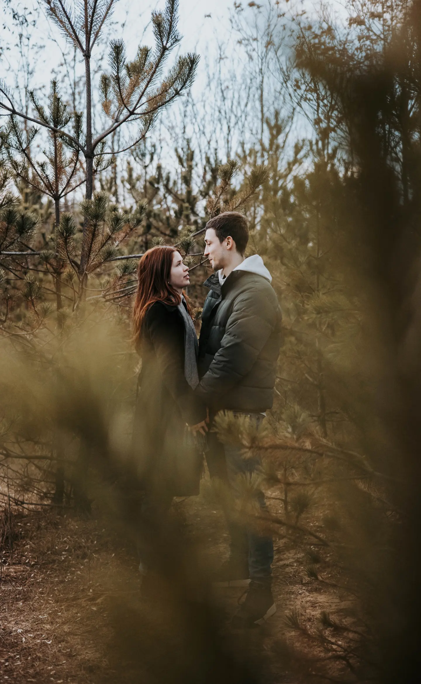 Páros fotózás erdei környezetben, kézen fogva