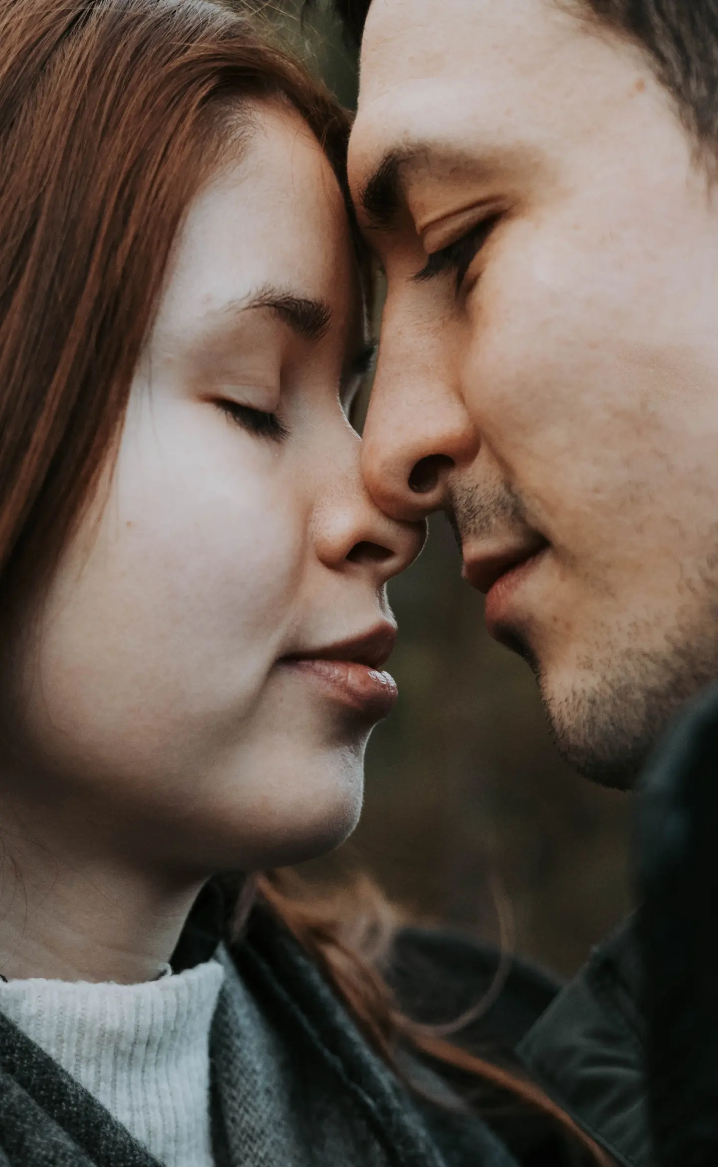 Közeli portré egy szerelmes párról, egymáshoz közel hajolva, összesimuló orrokkal