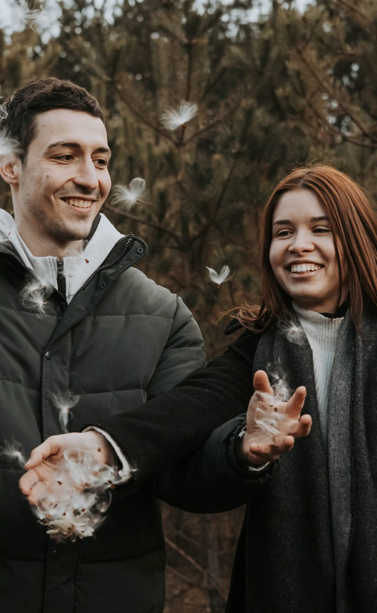 Páros fotózás vidám pillanata, piheesőben nevető pár