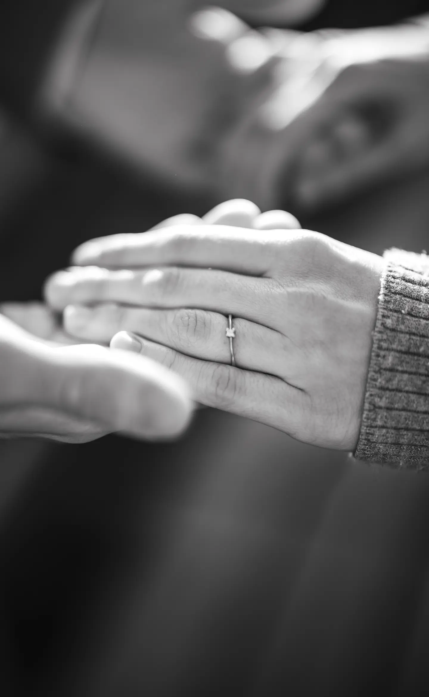 Közeli kép kézfogásról jegygyűrűvel, lifestyle jegyes fotózás