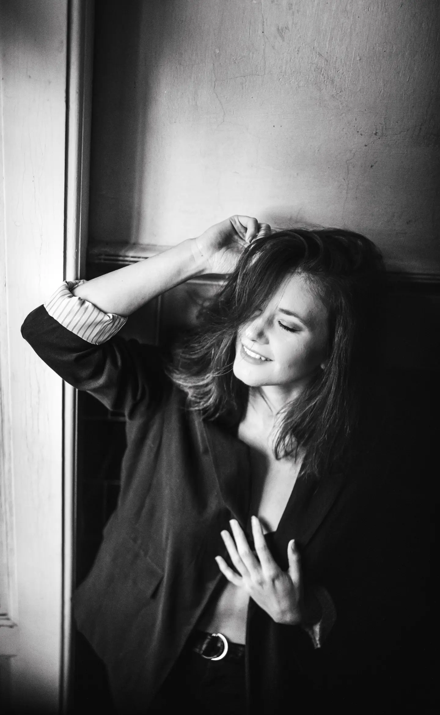 Nő portréja fekete-fehér stílusban, kreatív lifestyle fotózás beltérben