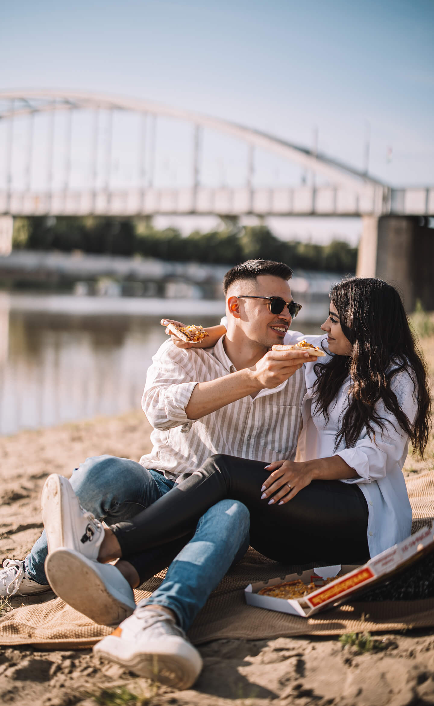 Szerelmes pár egymás karjában pizzázik a parton