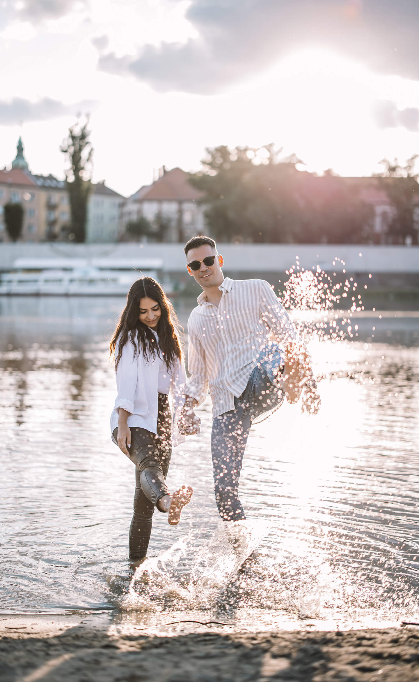 Szerelmes pár vízparton nevetve és játszva, lifestyle páros fotózás