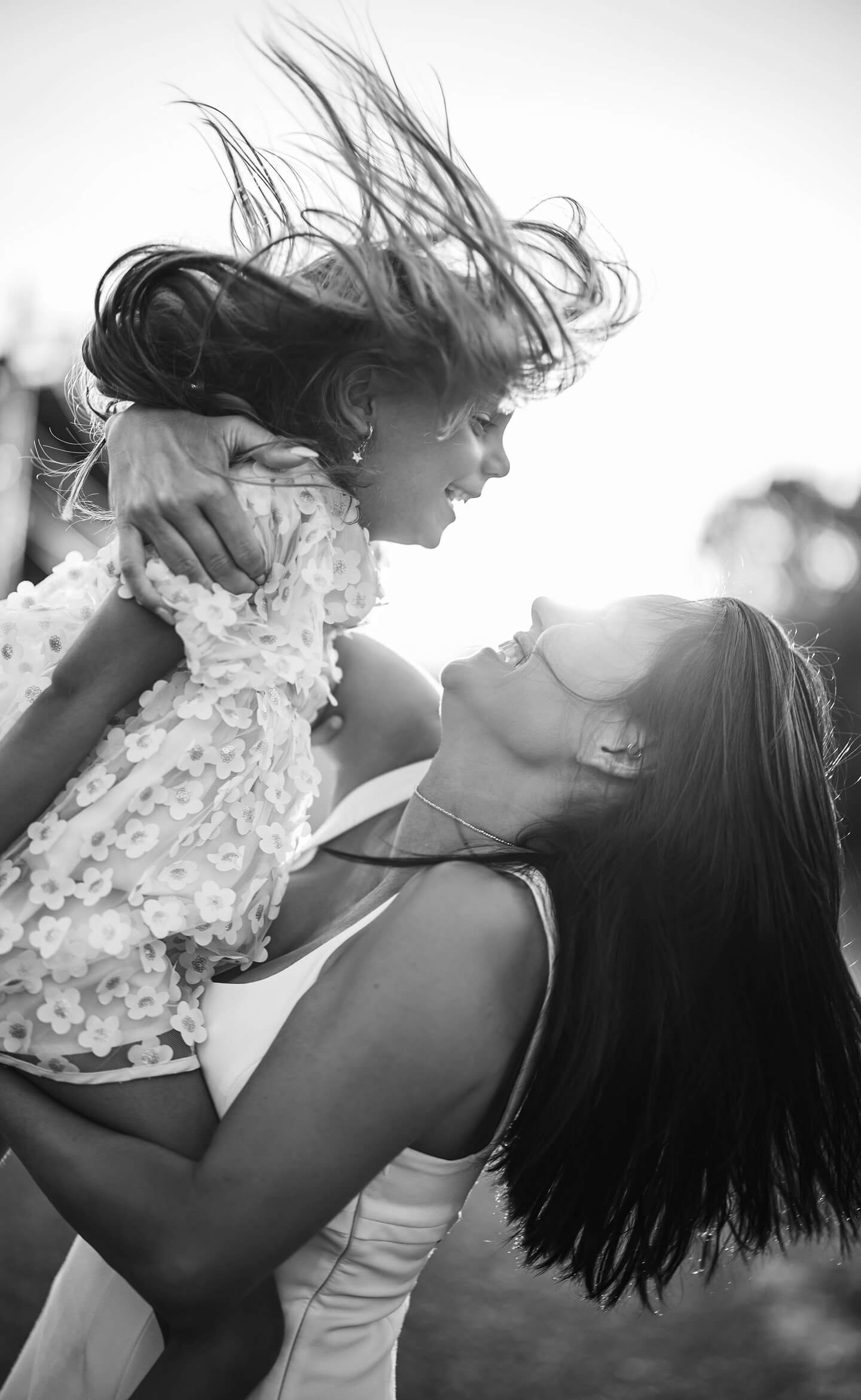 Fekete-fehér anya és gyermek lifestyle portré Szegeden