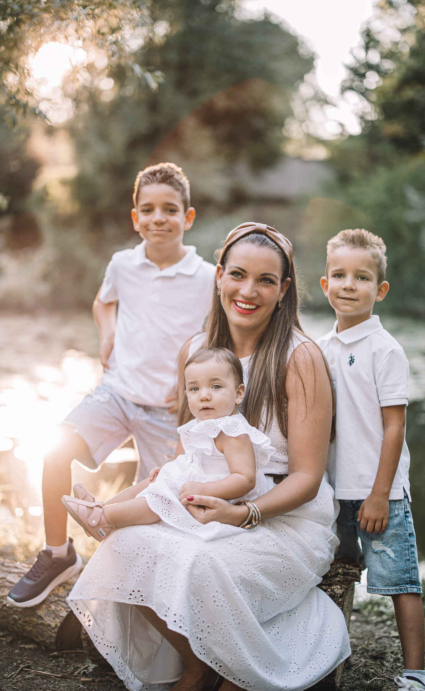 Családi lifestyle fotózás Szegeden, anya és gyermekei természetes fényben