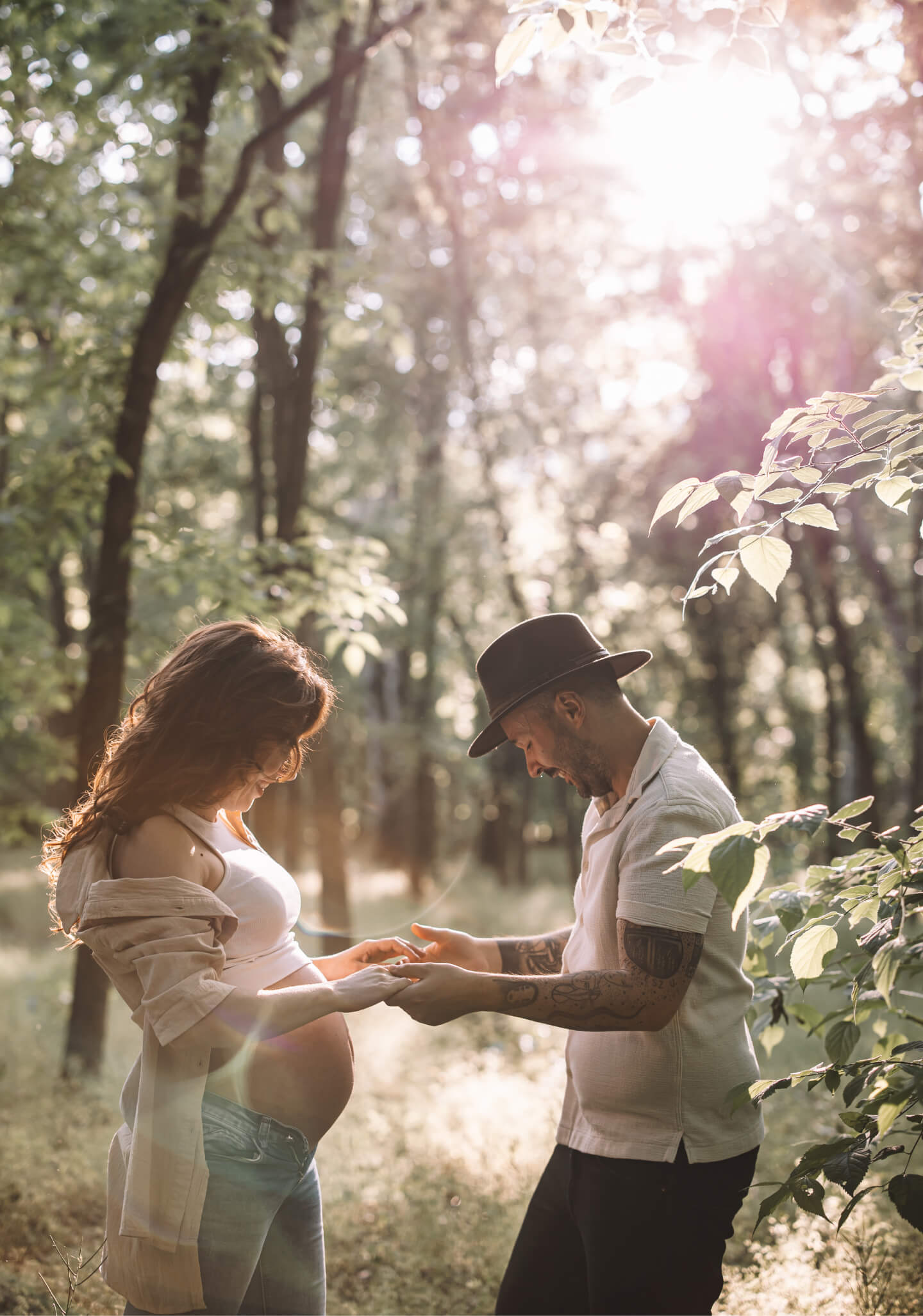 Kismama lifestyle fotózás Szegeden, várandós pár természetes környezetben