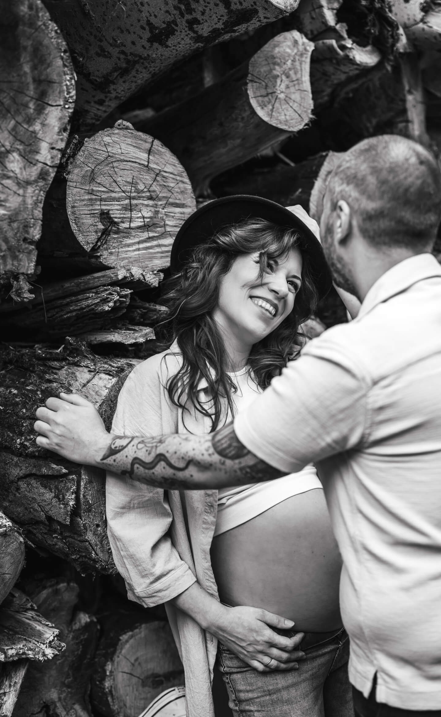 Kismama lifestyle fotózás Szegeden, várandós pár bensőséges pillanatban fekete-fehér képen