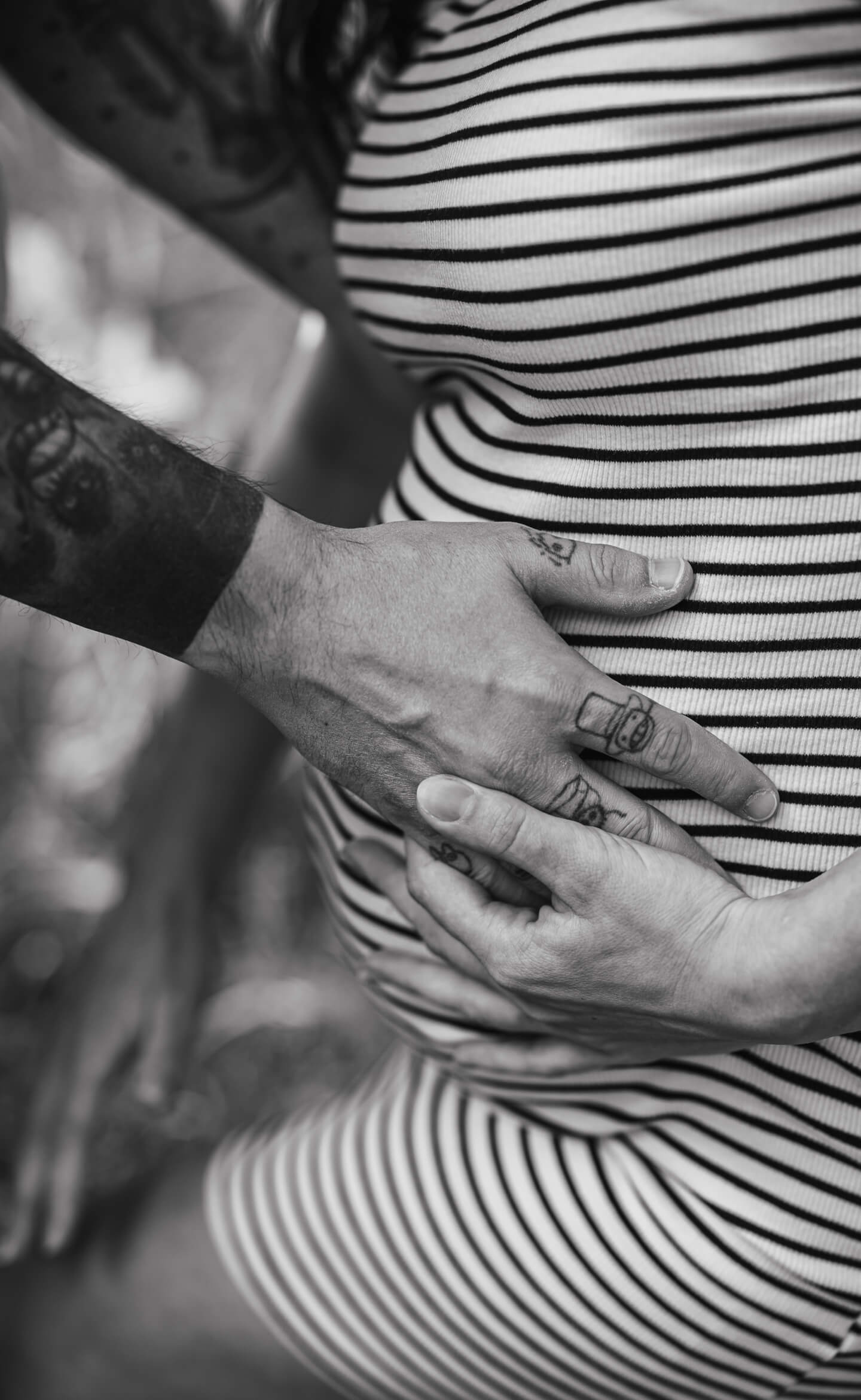 Kismama lifestyle fotó részlet Szegeden, kéz a várandós pocakon