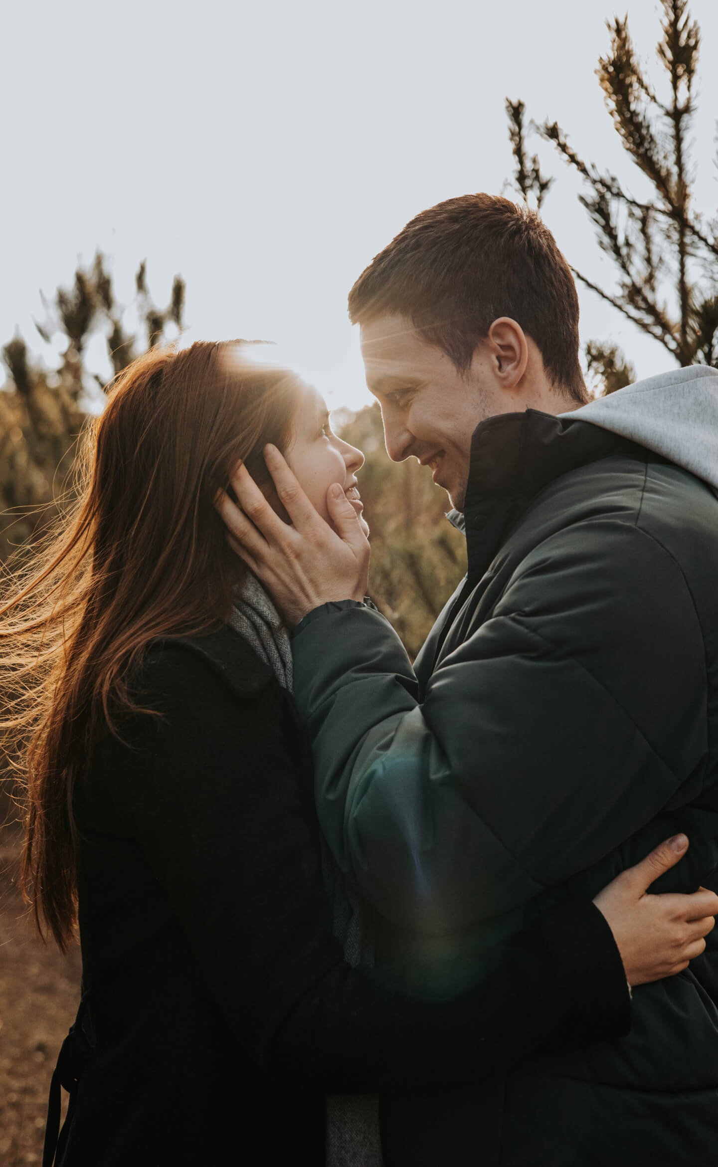 Jegyes lifestyle fotózás Szegeden, szerelmes pár meghitt pillanatban naplementében