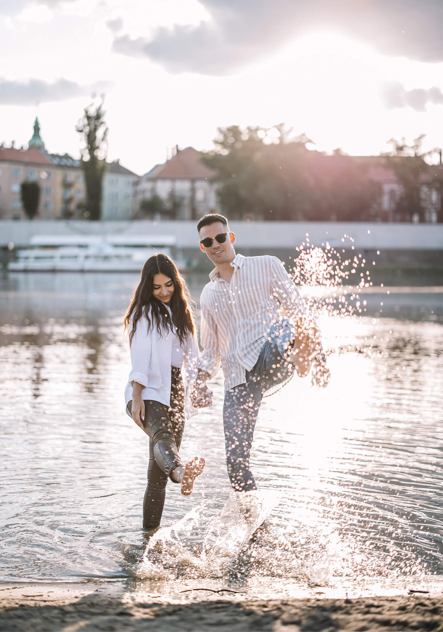 Páros lifestyle fotózás Szegeden, fiatal pár játékos pillanatban a vízben