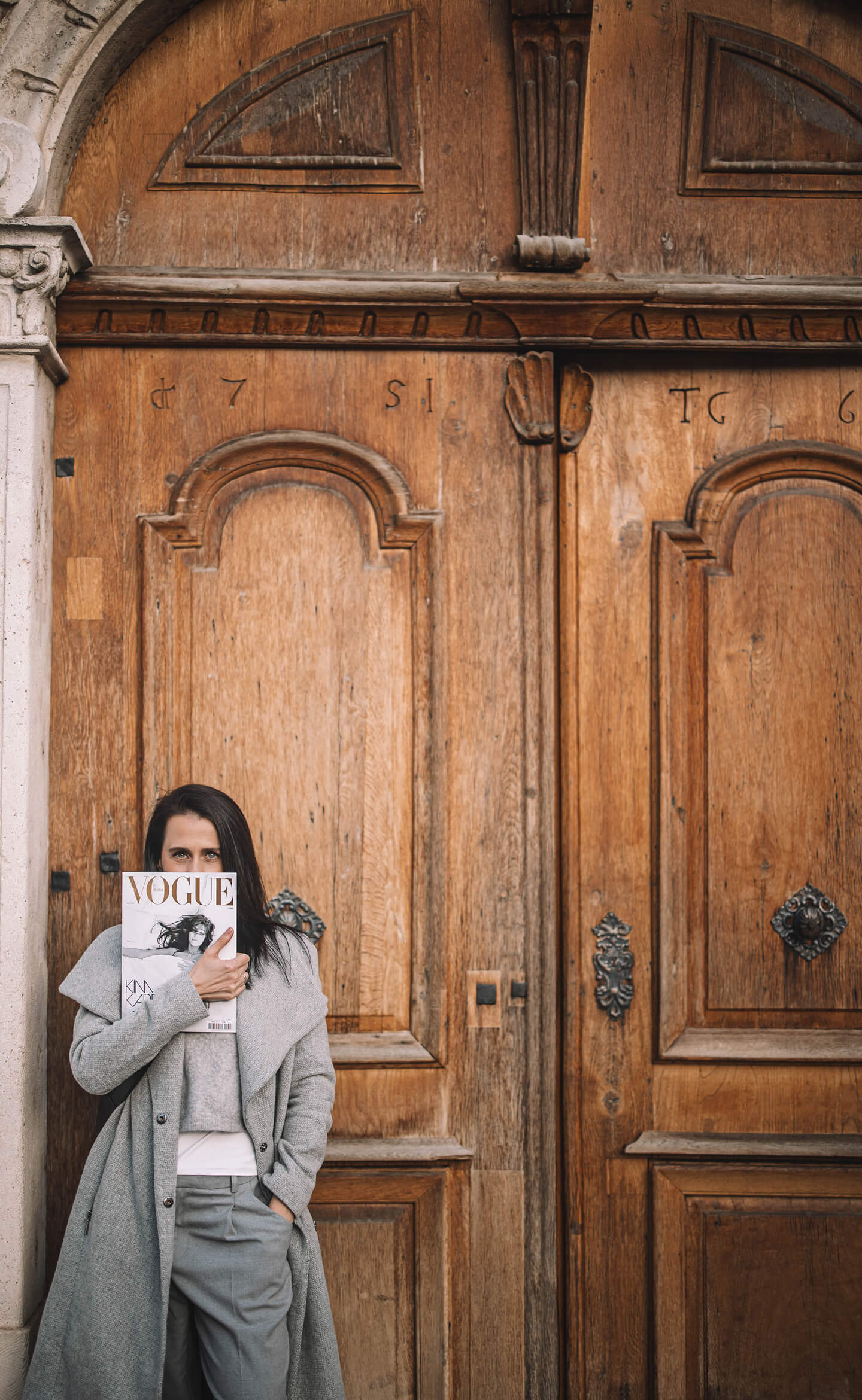 Női lifestyle portré Szegeden, városi környezetben, divatos hangulattal