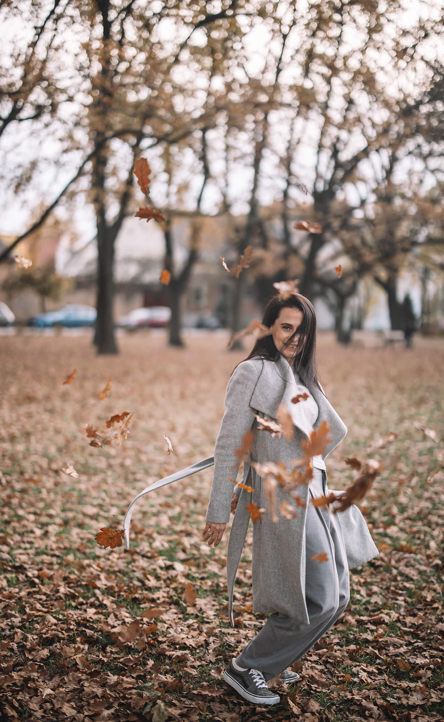 Lifestyle portré Szegeden, női fotózás őszi parkban, természetes mozgással