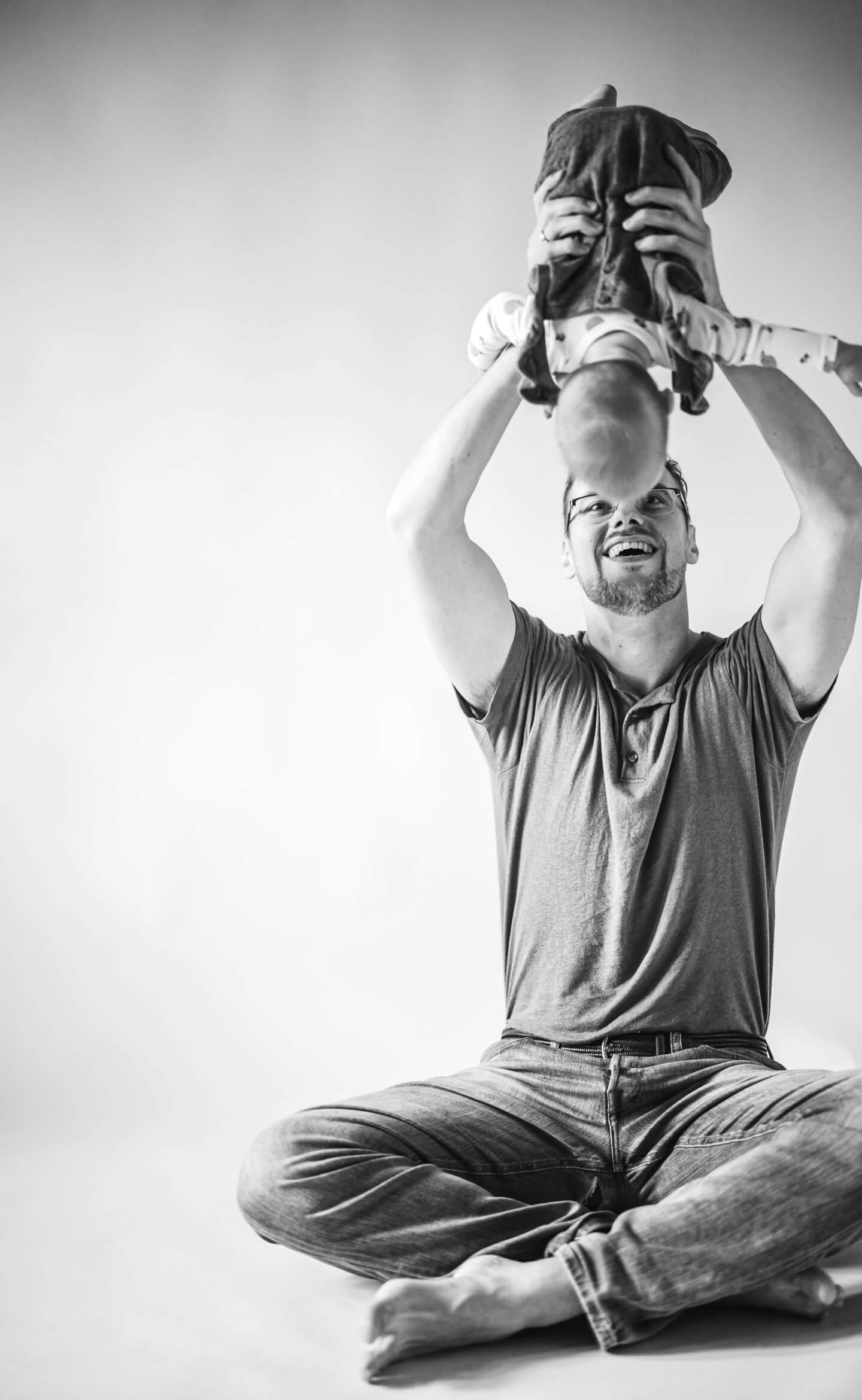 Újszülött lifestyle fotózás Szegeden, apa és baba meghitt pillanatban fekete-fehér képen