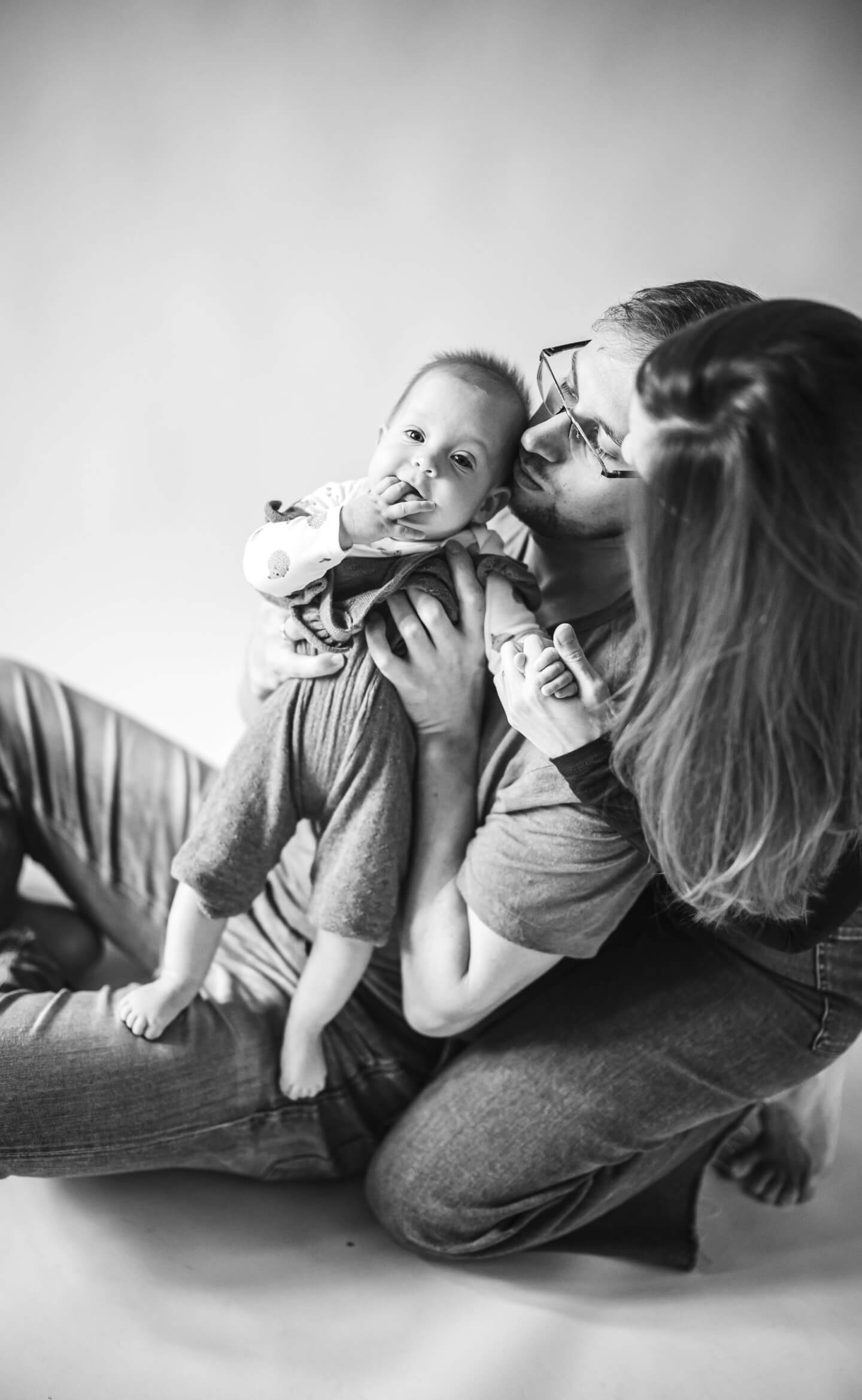 Újszülött lifestyle fotózás Szegeden, baba szülőkkel meghitt közelségben